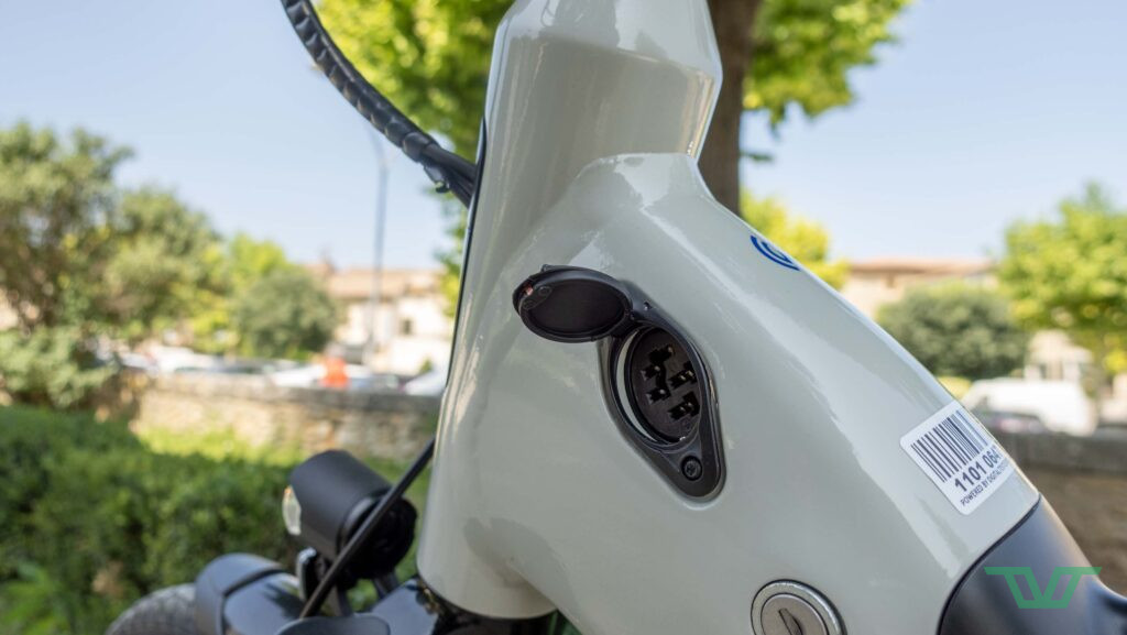 Un port de charge est placé directement sur le vélo.