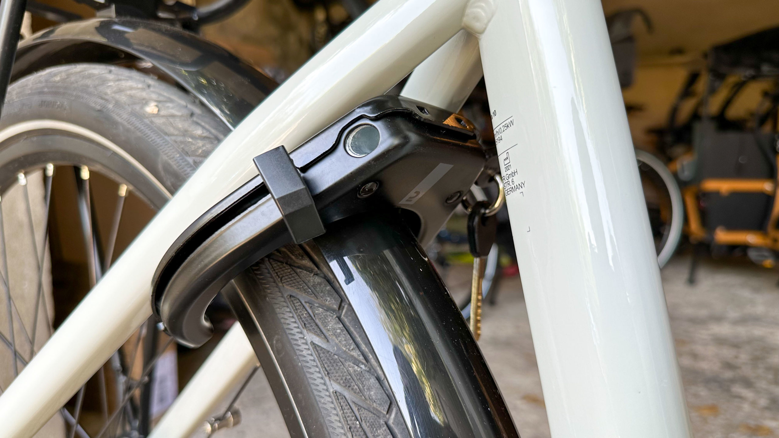 Comment bien cadenasser son vélo électrique avec un antivol ? Conseils