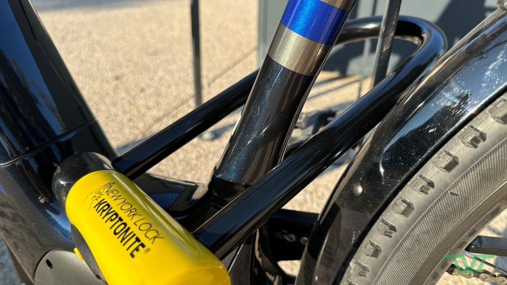 Le revêtement en vinyle évite de rayer le cadre du vélo.