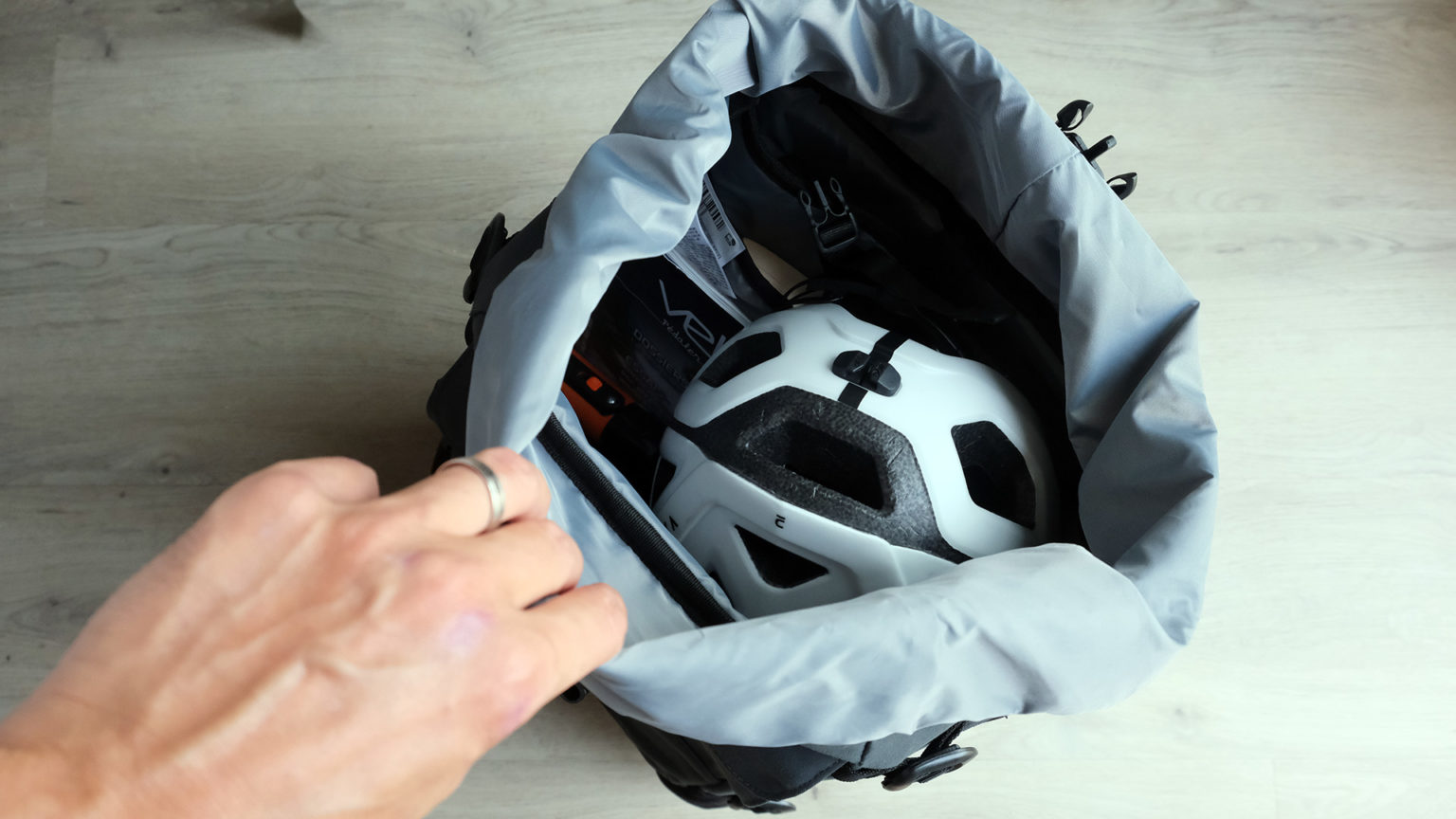 Test – Sac à dos Decathlon Elops pour porte-bagage 25L, de bonnes idées à  améliorer - Transition Vélo