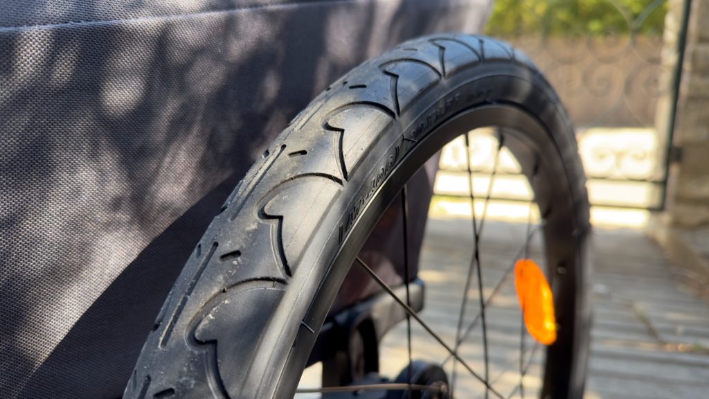 Les pneus offrent une largeur modérée pour privilégier le rendement.