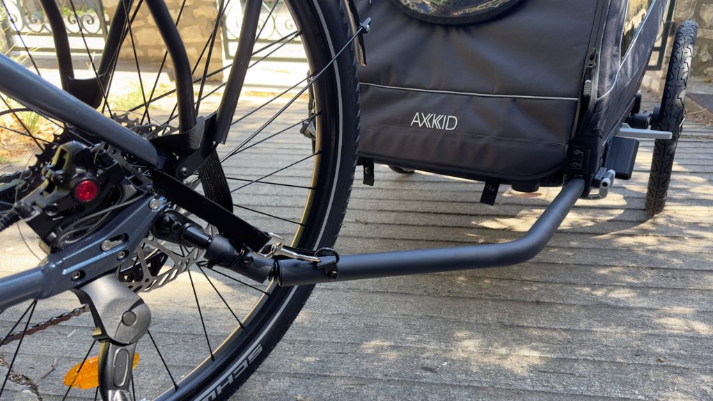 Le lien entre la remorque Axkid et le vélo.