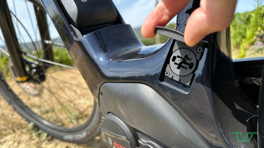 Le port de charge intégré au vélo.