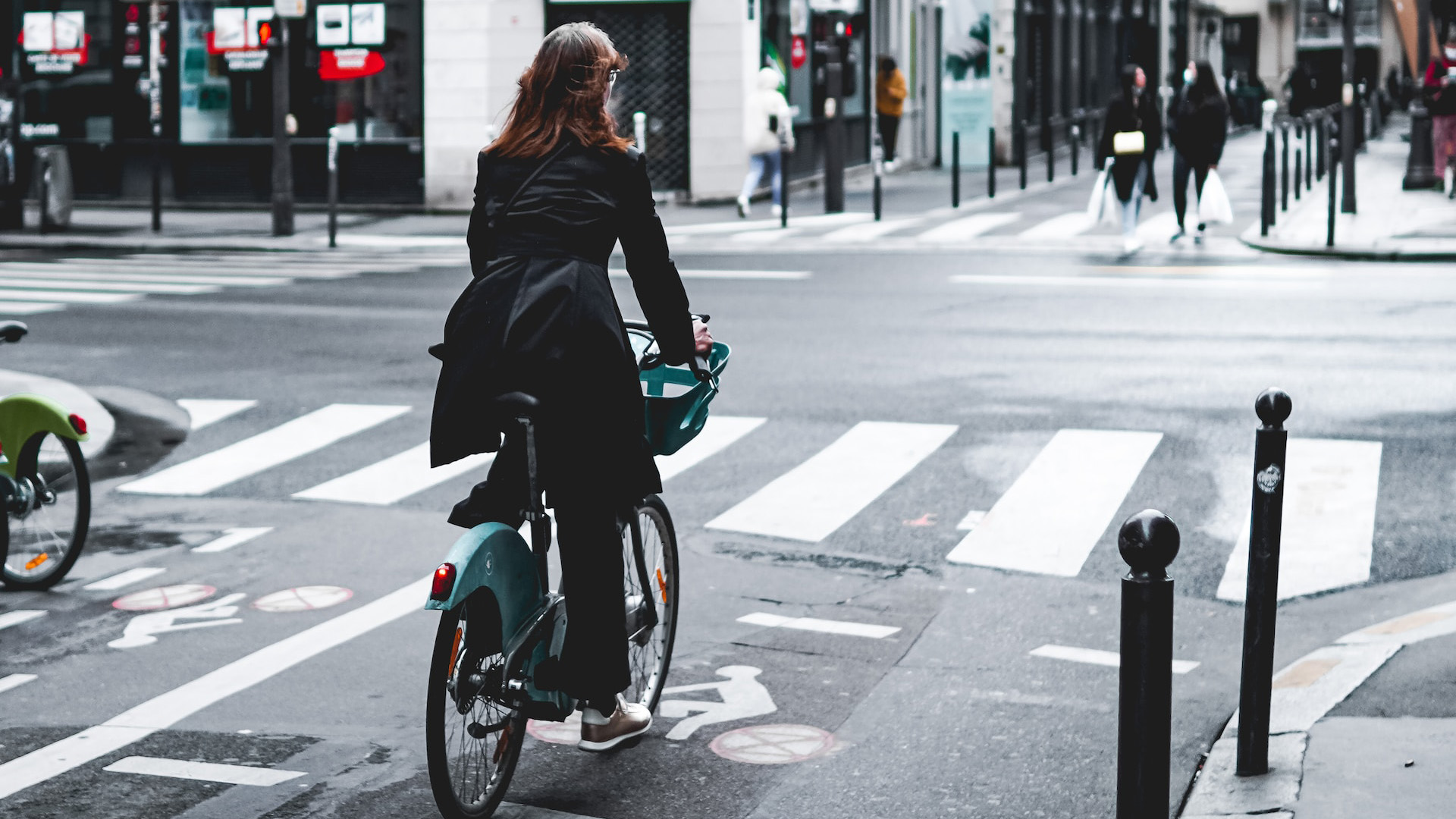 Dans paris à vélo on dépasse les discount autos