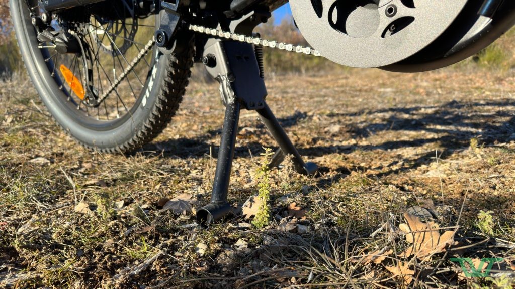 La double béquille maintien assez bien le vélo à l'arrêt.