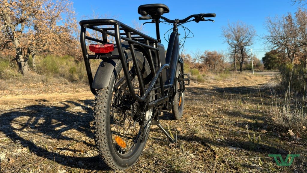 Un pneu au profil tout terrain à l'arrière.