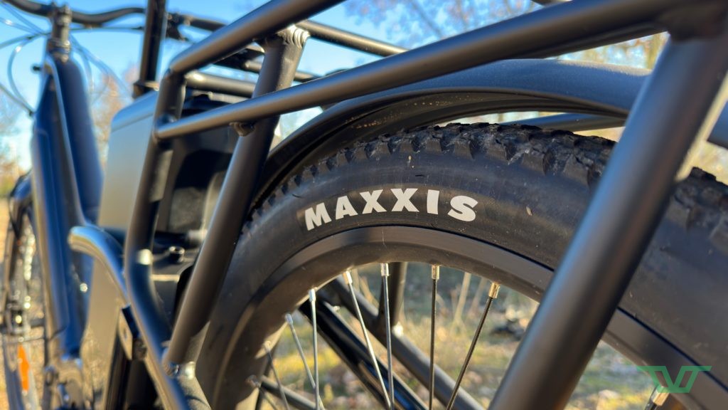 Maxxis fournit les 2 pneus.