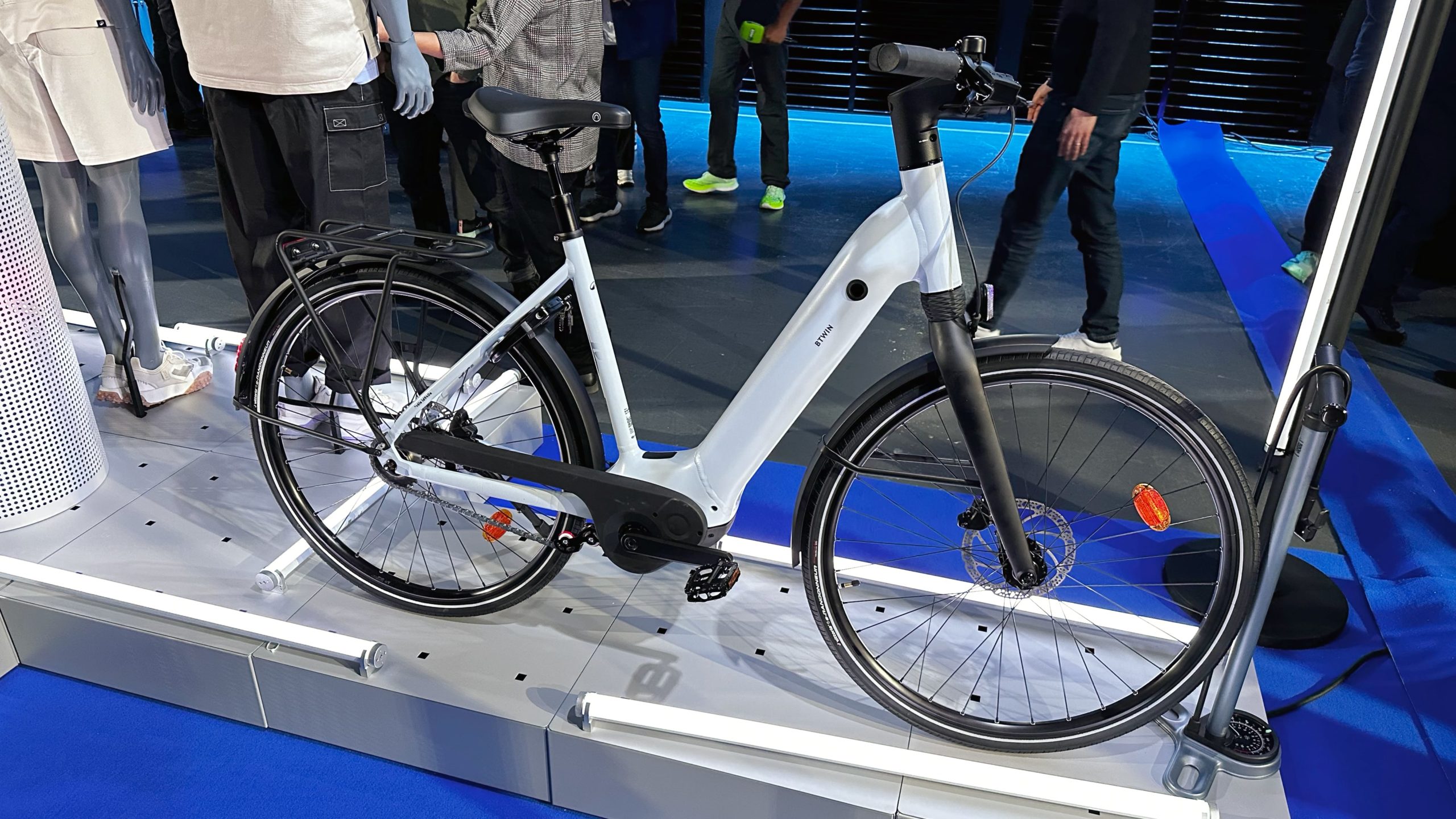 Decathlon Btwin LD 940 E le moteur automatique Owuru sur un velo connecte a cadre ouvert