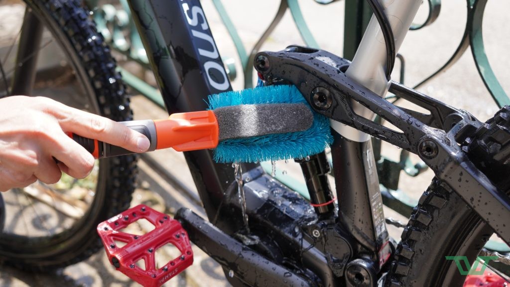 On peut régler facilement le débit d'eau en tournant la poignée.