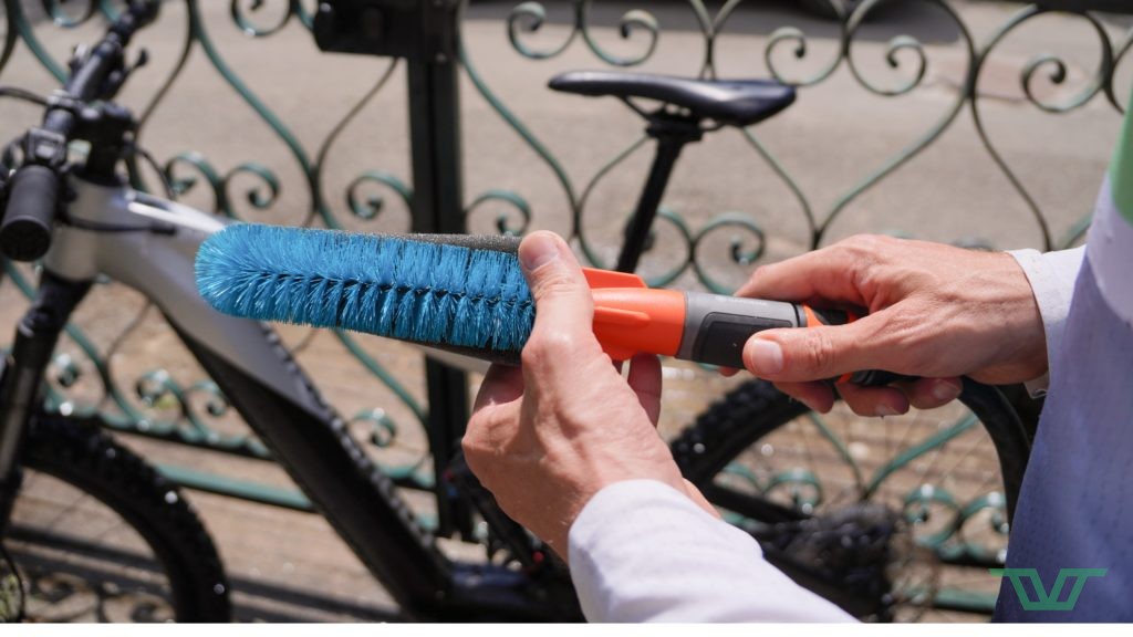 La brosse s'accroche très simplement.