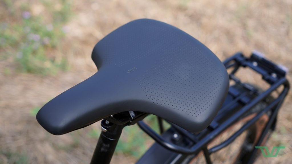 Une selle très large plutôt adaptée à une position relevée.