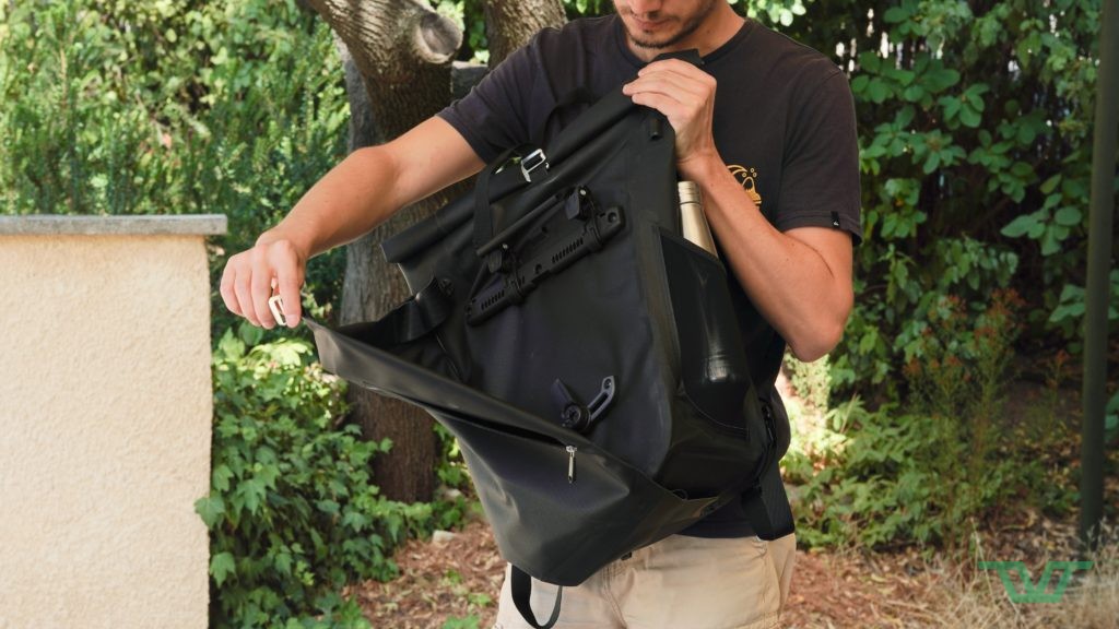 Le passage du sac à dos à la sacoche se fait en un clin d'oeil.