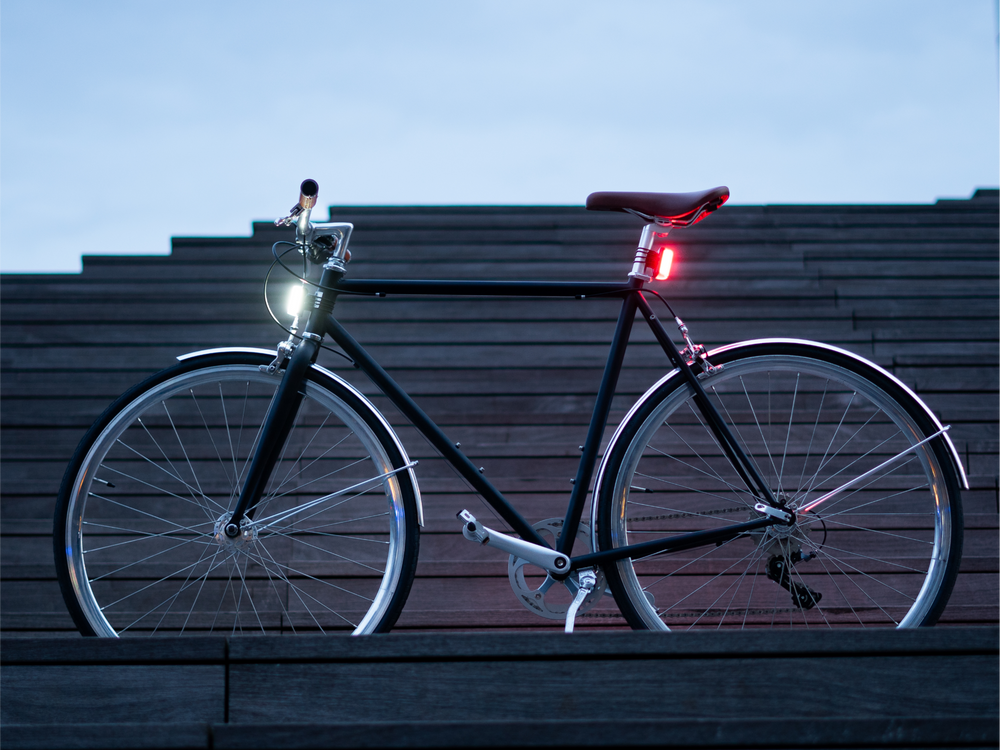 Des éclairages aussi bien pour l'avant que pour l'arrière du vélo. 