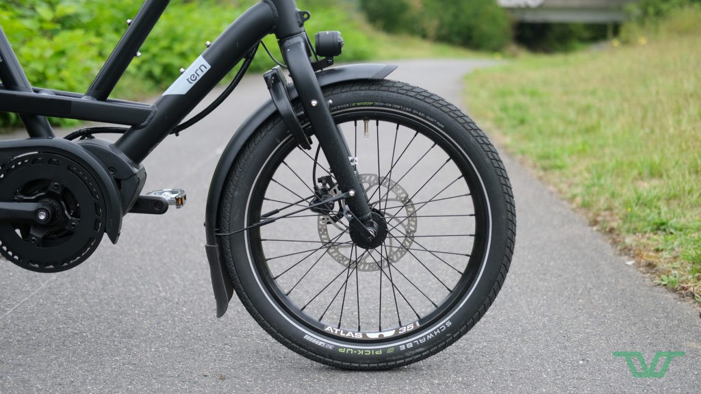 Des jantes cargo résistantes, montées de pneus Pick-Up qui ont fait leur preuve chez Schwalbe. On remarque l'attache rapide sur la roue avant.