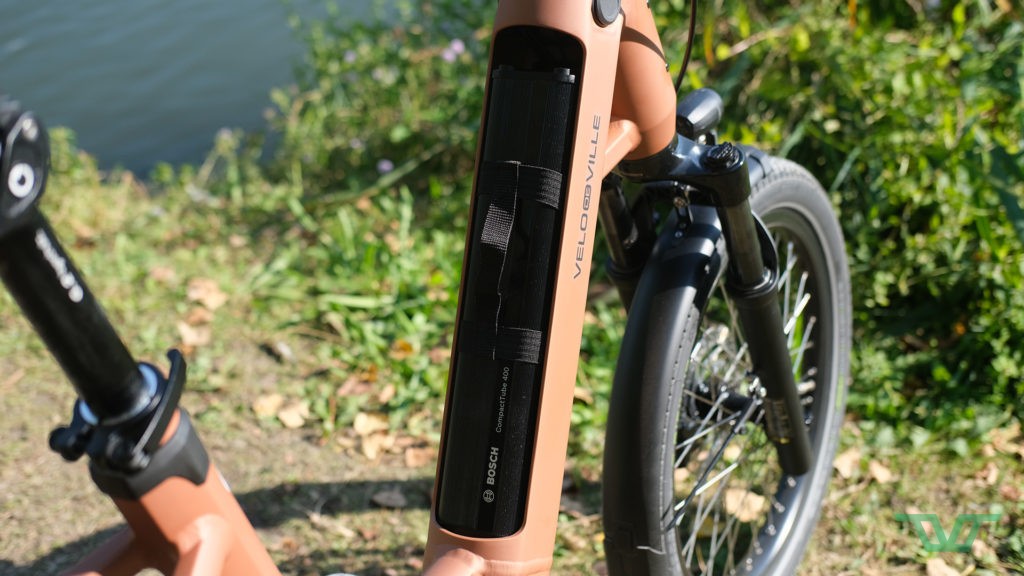 L'emplacement de batterie est très accessible. Le cache bien pensé. Et la batterie en elle-même est pratique à transporter.