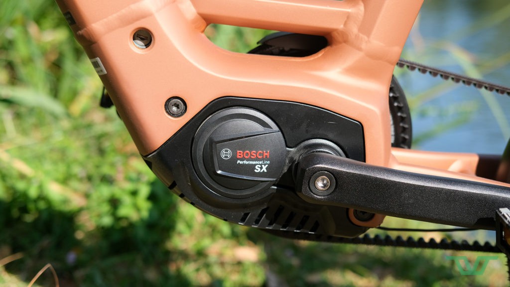 Le moteur Bosch Performance Line SX monté sur le pédalier du vélo.