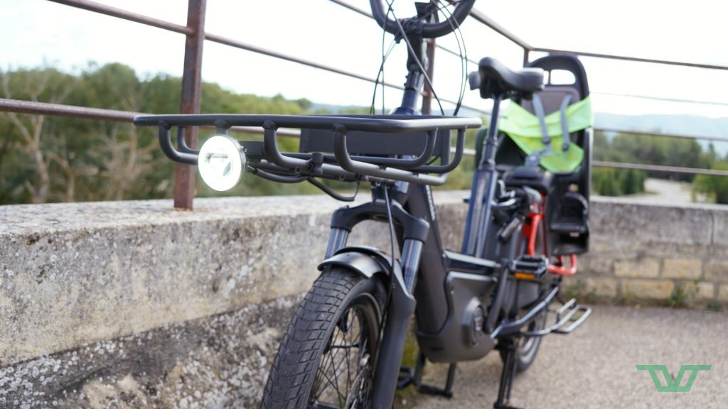 Le phare avant, fixé ici sur le porte-bagage optionnel.