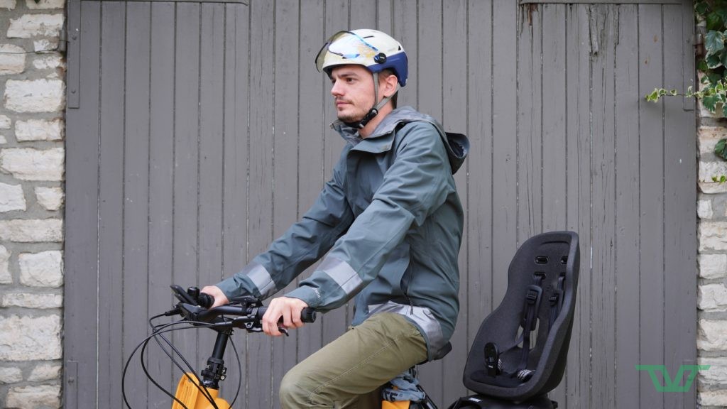 Une veste vélo pour rouler sous la pluie à la mi-saison.