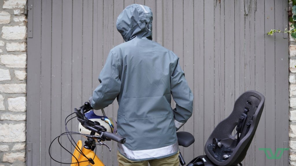 Une bande réfléchissante visible même avec un sac à dos.