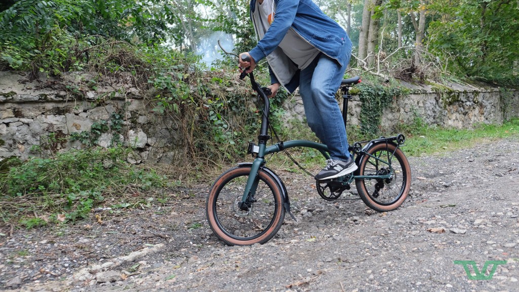 Une petit vélo qui adore quitter l'asphalte.