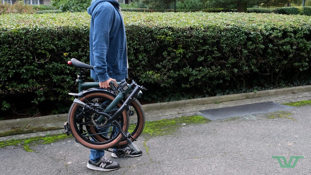 Un vélo qui reste facile à porter à bras, pour gravir quelques marches par exemple.