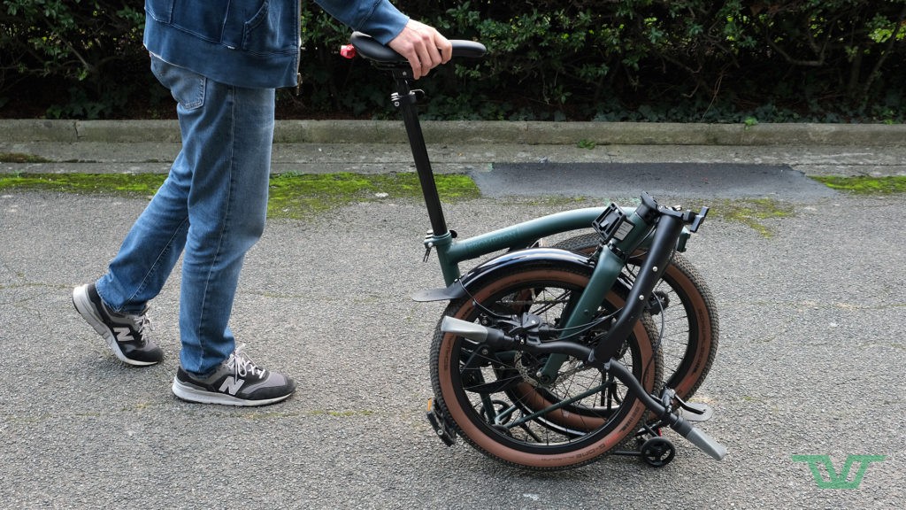 Posé sur son rack arrière qui dispose de quatre roulettes, le G Line plié est stable et roule bien.