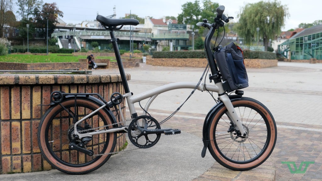 Un vélo compact à cadre acier typique de Brompton avec ses deux points de pliage.