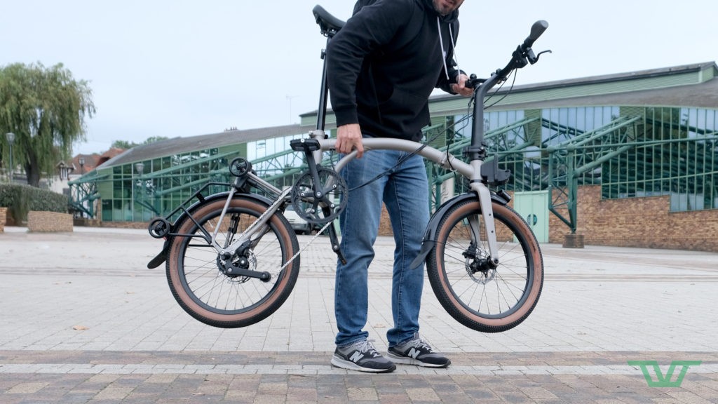 Au dépliage, il suffit de lever énergiquement le vélo pour que sa roue arrière bascule.