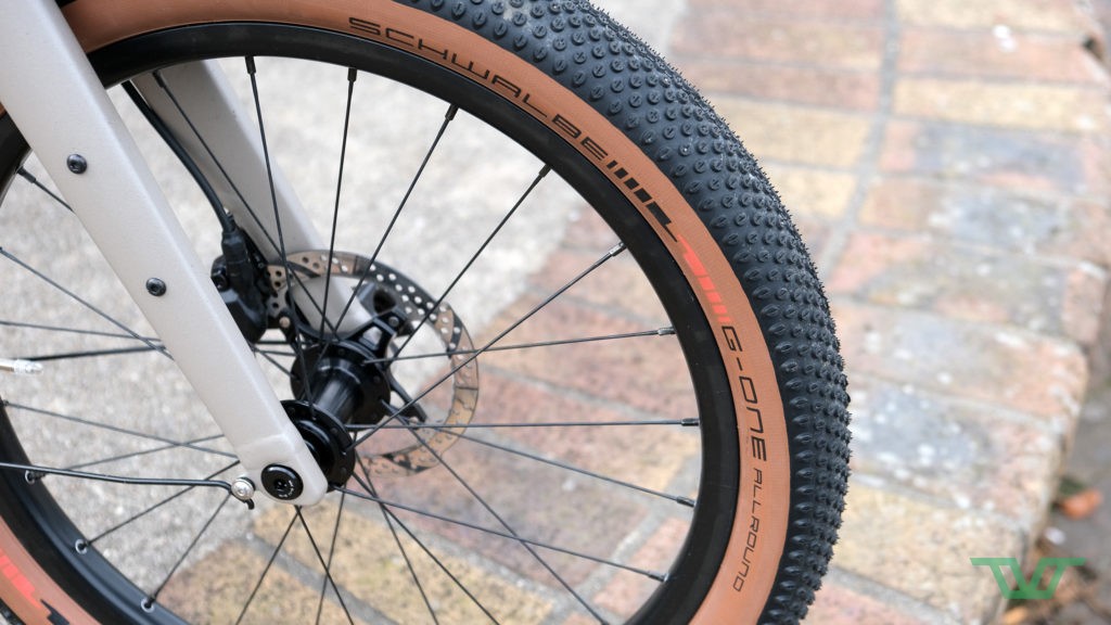 Les pneus G-One All Round de Schwalbe en 54 mm de section. C'est gravel...