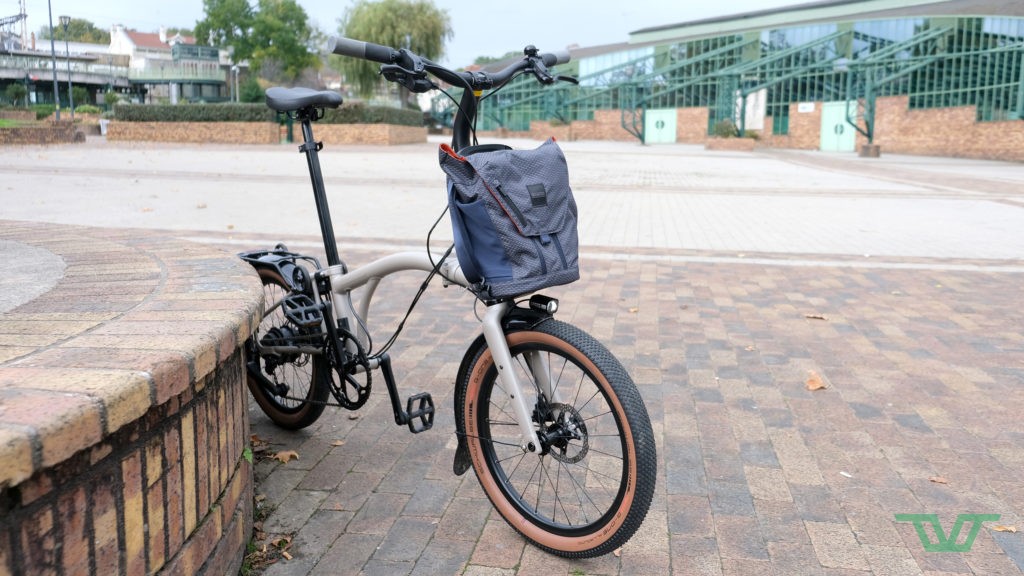 Le moteur est alimenté par la batterie qui vient se clipser à l'avant du vélo.