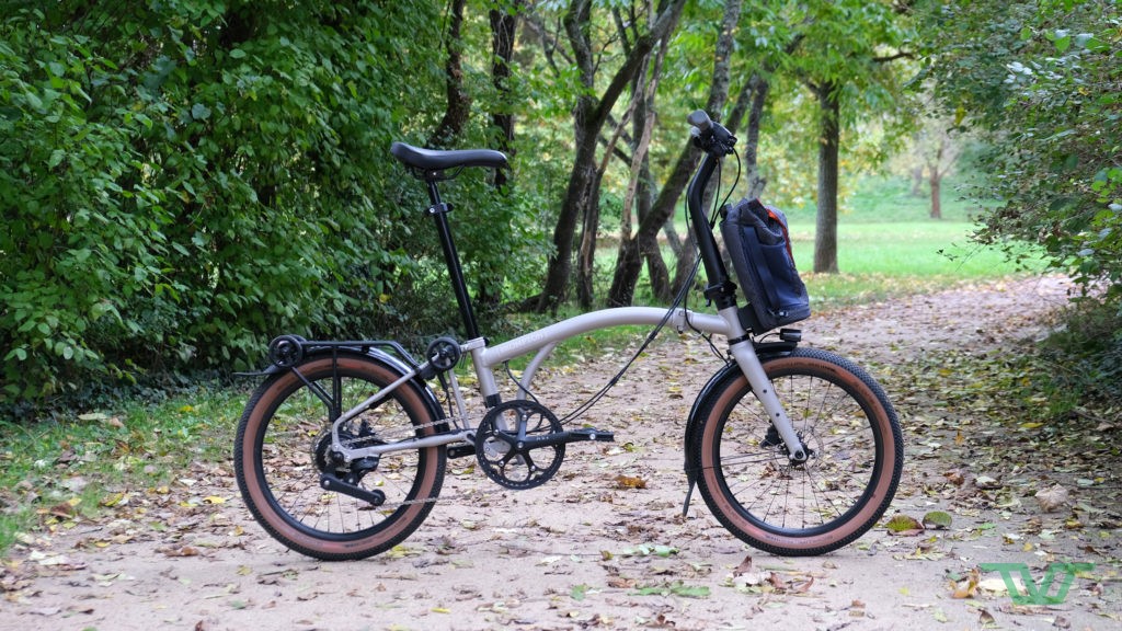 Le Brompton Electric G-Line dans son coloris "blanc" qui tire en réalité plutôt vers le gris pâle.