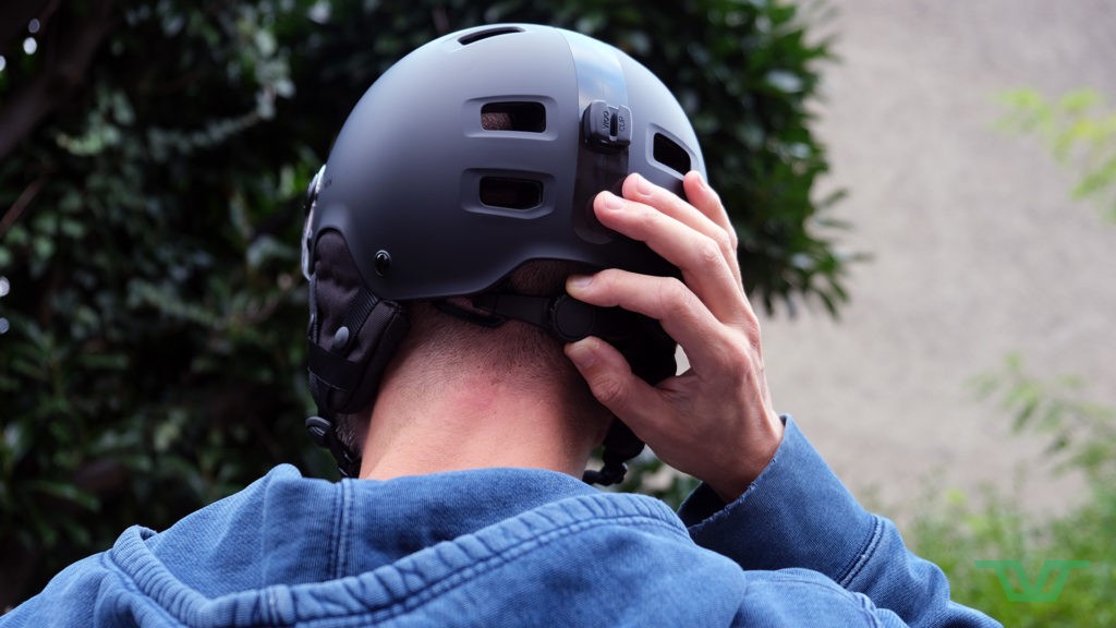 La molette de réglage à l'arrière du crâne. Attention, la construction du casque ne permet pas de glisser une queue de cheval à ce niveau.