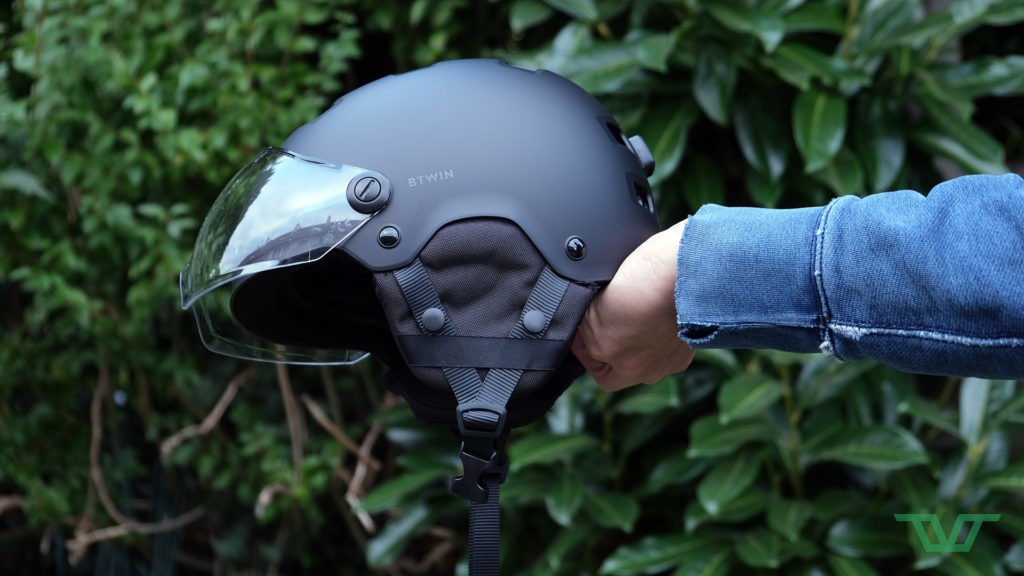 Un casque au design arrondi, qui est très enveloppant (notamment sur l'arrière).