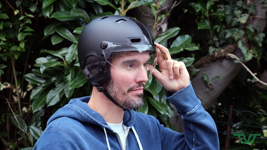 Le casque Decathlon Btwin CBH 580 reprend le design du casque Bol 500 et y ajoute une visière transparente à l'avant.