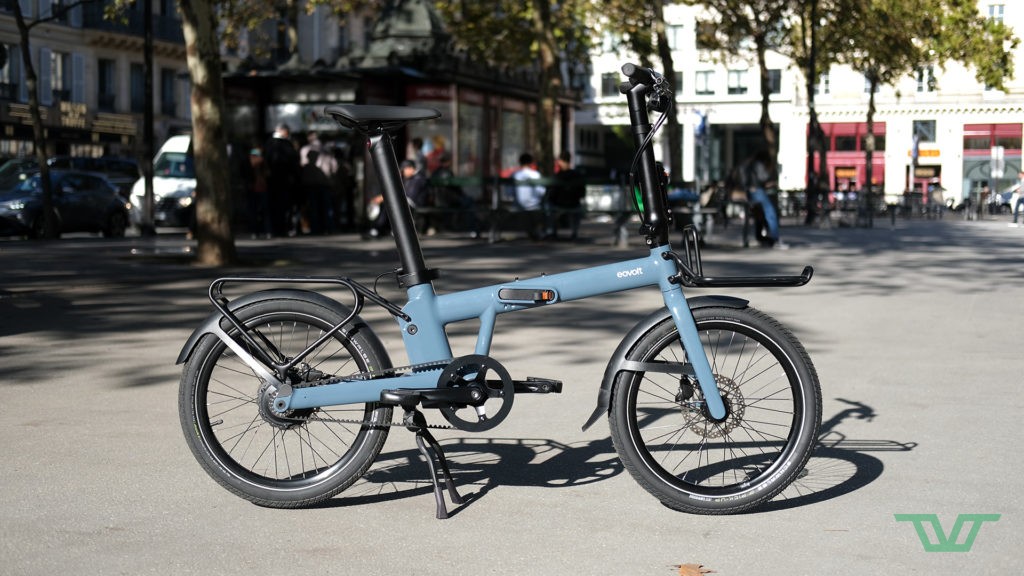 L'Eovolt Afternoon Pro, un vélo pliant électrique à la présentation soignée.