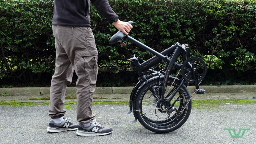 En tenant le vélo par la selle, on peut facilement le pousser pour le faire rouler.