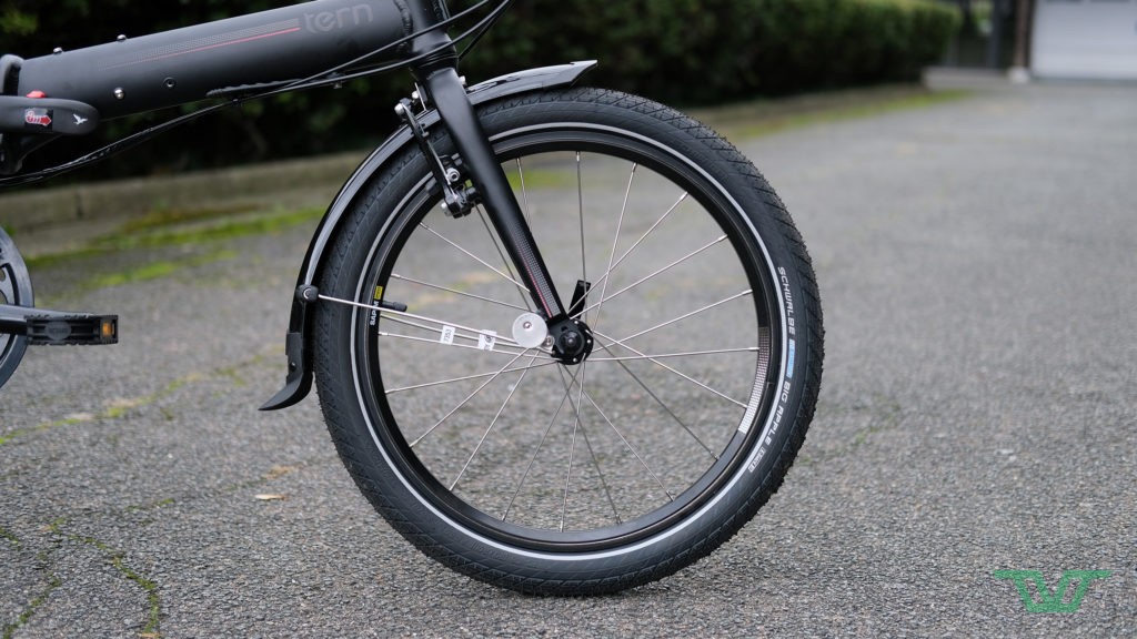 Les roues de ce Tern Link D8 : jantes alu Sapim 20" et pneus Schwalbe Big Apple en 50 mm de large.