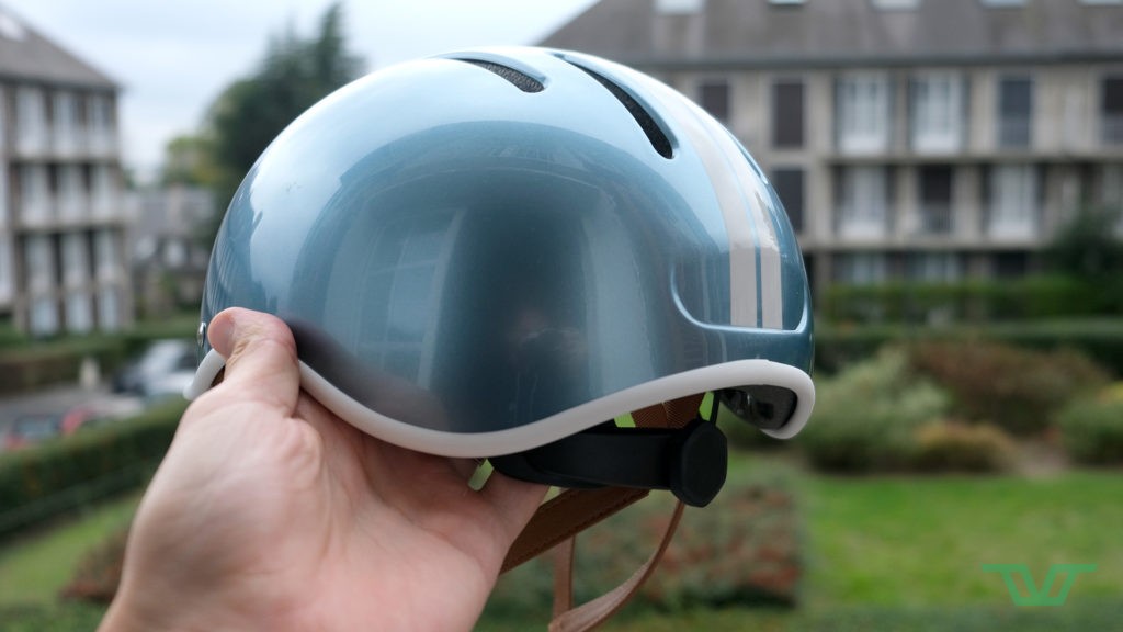 Le petit renfoncement à l'arrière du casque peut accueillir, en option, un éclairage à led magnétique.