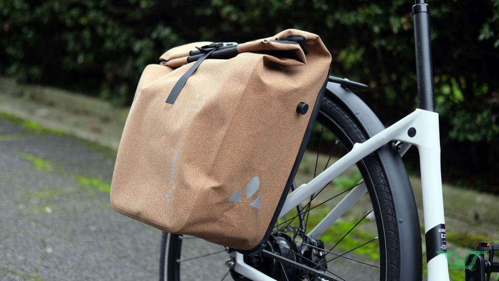 Nous avons traversé quelques belles averses avec cette sacoche sur le vélo et testé son imperméabilité dans la douche, rien à dire.