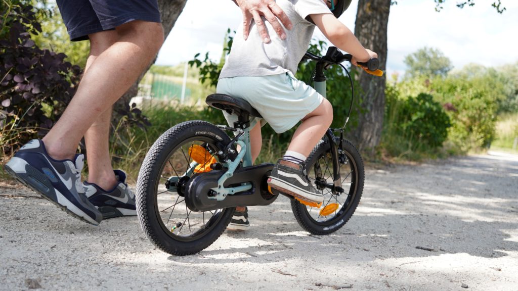 L'installation des pédales permet d'essayer le mode vélo dès que l'enfant est prêt.