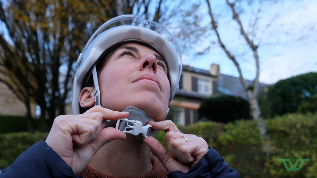 Pour parfaire ce casque, une boucle magnétique aurait été un plus. Un petit coussinet évite les frottements désagréables au niveau du menton.