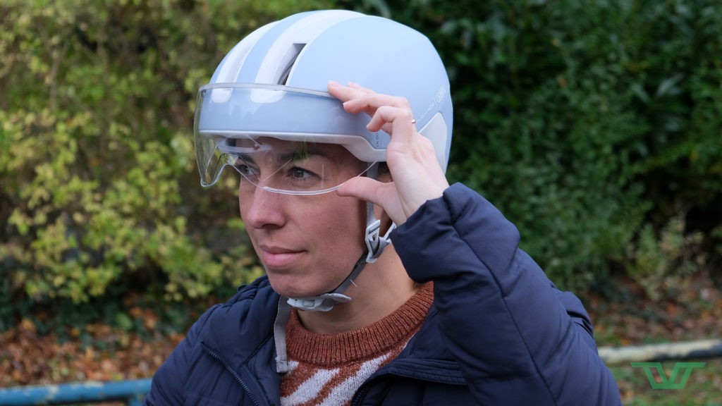 Le casque Abus Hud-Y Ace dispose d'un écran translucide et rétractable en façade.