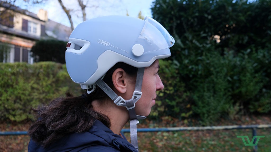 Un casque au dessin classique, mais à l'effet champignon maîtrisé par ses lignes.