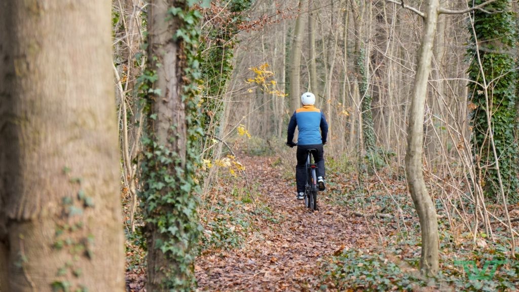 Le Rockrider E-ACTV 900 est à l'aise dans les chemins.