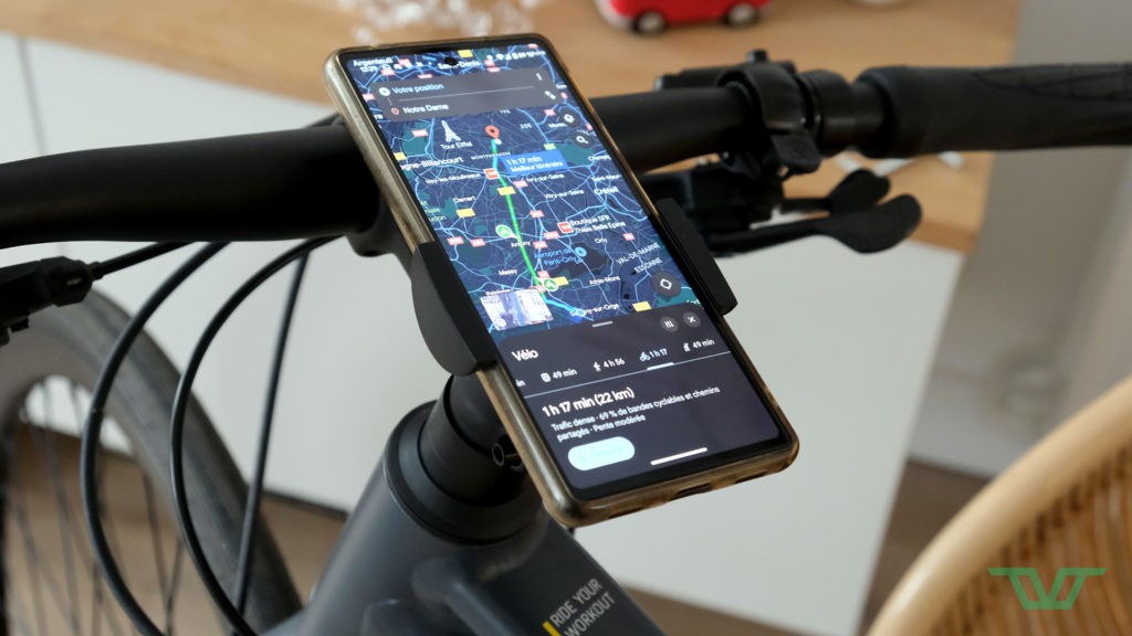 Avoir son smartphone au guidon, c'est notamment pratique pour se laisser guidon par son application GPS favorite, que ce soit Google Maps, Apple Plans, Geovélo, Komoot, etc.