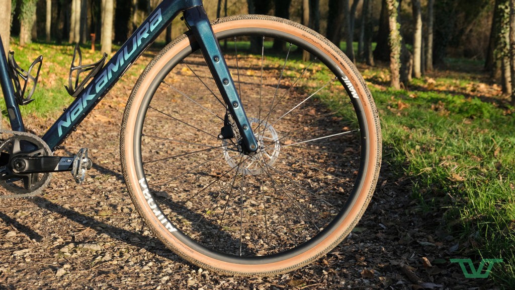 Le vélo dispose de nombreux oeillets de fixation, placés partout où on est en droit de les attendre sur un vélo de gravel polyvalent, paré pour l'aventure et le bikepacking.