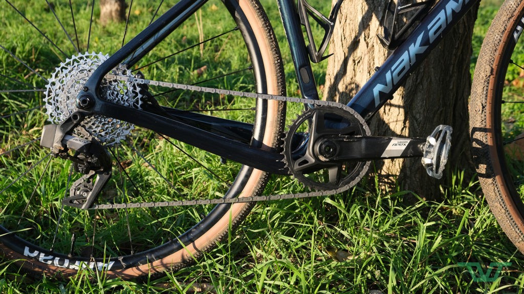 La transmission Sram Apex AXS. On distingue, sur le tube de selle, un emplacement permettant de venir fixer un dérailleur avant pour passer le vélo en double-plateau.