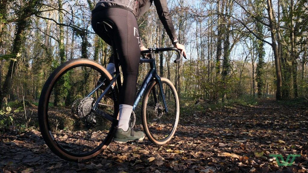 Le chemins moelleux de l'automne sont un terrain de jeu idéal pour cet Allroad Team.