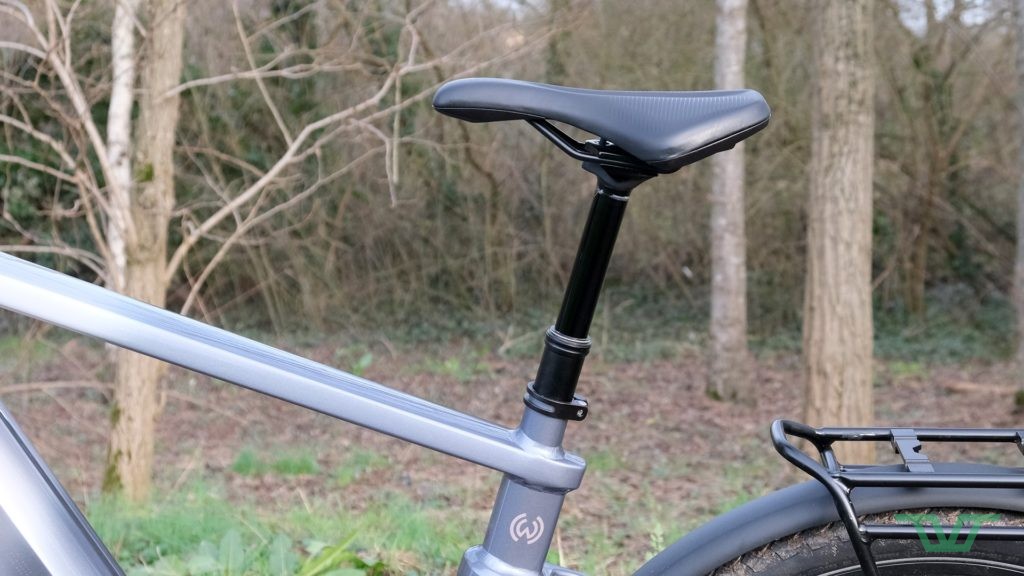 a tige de selle est télescopique, mais pas suspendue sur ce modèle.