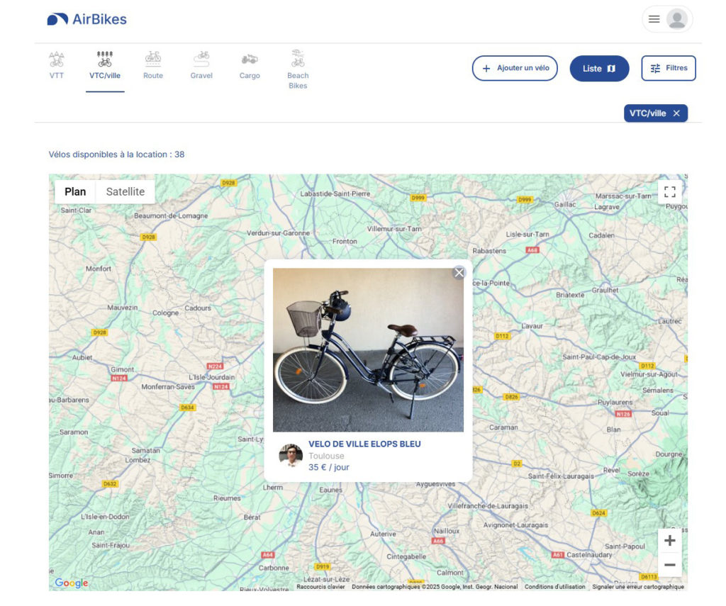 Les vélos disponibles à la location sont géolocalisés sur une carte interactive.